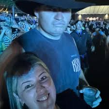 What are the benefits and drawbacks of arriving early to Mundi Mundi Bash?