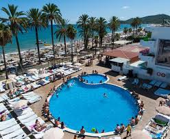 Adanın kıyı şeridini süsleyen güzel plajlarında güneşlenmek, kristal berraklığındaki sularda yüzmek ve çılgın gece hayatı ile zirveyi görmek i̇biza'ya gitmek istemenin karşı konulmaz nedenlerinden bazılarıdır. Ibiza Jet Apartments Playa D En Bossa Ispanya Otel Yorumlari Ve Fiyat Karsilastirmasi Tripadvisor