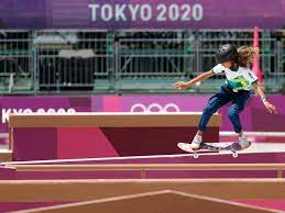 Rayssa leal is a skateboard player known for her participation in the 2020 olympics. A7yuwyh Tjsimm