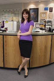 Is It Just Me Or Does A Receptionist Have A Small Hint Of Subtle Sexuality When Working In The Office Ellie Kemper The Office Season 6 The Office Erin