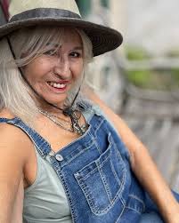 Yes, 🙌 l had followed me over year first time he video taped himself and  shared l love ❤️ you. And would tell me how is your husband doing. Anyway  it's funny