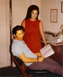 Photo Elvis With A Very Pregnant Cilla Jpg This Is Not Elvis Nor Priscilla Elvis Presley Priscilla Elvis Presley Pictures Elvis Presley