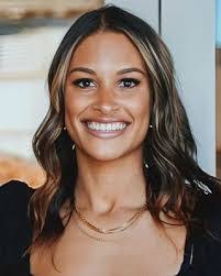 Candice Clayton's Instagram, Twitter & Facebook