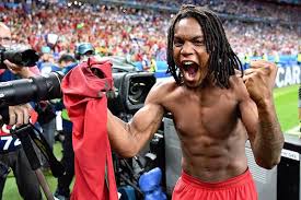 Ronaldo cut an isolated figure up front, his every touch booed early on by the belgian fans, who then cheered when he was robbed of the ball before being bumped to the ground by. International Bayern Le Salaire De Renato Sanches Devoile