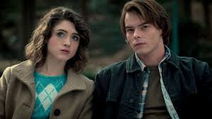 《怪奇物语》：向征服了一代人的 80 年代经典作品致敬。 《怪奇物语》以 1983 年的印第安纳州为背景，一个小男孩莫名其妙地消失了。 当朋友、家人和当地警察寻找答案时，他们都被卷入一个非同寻常的谜团，其中涉及绝密的政府实验. æ€ªå¥‡ç‰©èªž Netflix æ­£å¼ç¶²é 