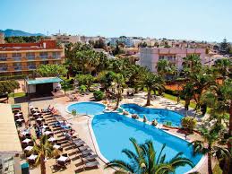 Zamieszkuje ją 859 289 mieszkańców. Hotel Club Simo Mallorca