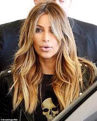 Kim Wore Her Blonde Hair In Beachy Waves In December 2013 Out About In La With Her Sister Hair Styles Long Hair Styles Kardashian Hair