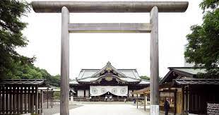 靖国神社（やすくにじんじゃ）とは、東京都 千代田区九段北にある神社。 江戸時代 末期から明治に掛けて起こった事件や内戦、明治から昭和に掛けて起こった事件や対外戦争に於いて日本国の為に戦った軍人・兵士・民間人などを「護国の英霊 246万6千余柱」たる祭神として祀っている。 è¯­éŸ³å¯¼æ¸¸é–å›½ç¥žç¤¾ ç¥žç¤¾å‚è§‚ æ—…æ¸¸æŒ‡å— Mywowo