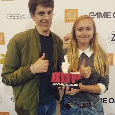 Yt le monde a l'envers. Le Monde A L Envers On Twitter On A Gagne Le Prix De La Meilleure Chaine Youtube Dans La Categorie Humour Au Bordeaux Geek Festival Merci