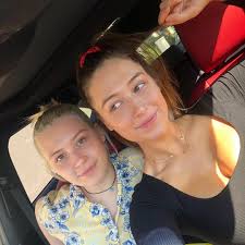 Dora Hewitt's Instagram, Twitter & Facebook