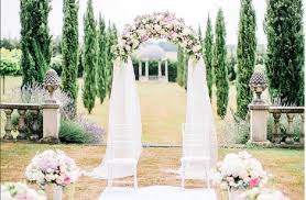 A wedding without flowers is like a prom without music. Summer Wedding Flower Ideas From Instagram Wedding Journal