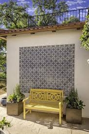 Holzbanke Fur Ferienhauser Hauser Im Spanischen Stil Spanischer Hof Terrassenwand