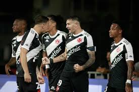 Vegetti decide pelo alto e Vasco vence o Santos de virada