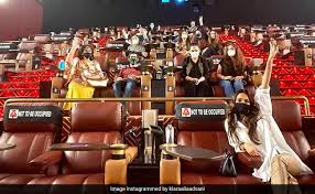 Kiara advani family father mother brother and aunt celewood facts. Indoo Ki Jawani Kiara Advani Back At The Cinemas Watched Her Own Film With Family