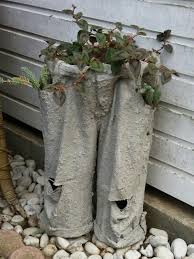 Alte Hose Mit Beton Bearbeitet Als Pflanzschale Pflanzschale Deko Pflanzen