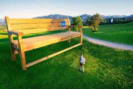 Frankfurt am main ist deutschlands bankenplatz nummer eins eine bank (ein kreditinstitut) ist ein. Sechs Meter Hoch Hier Steht Deutschlands Grosste Holzbank Tourispo Magazin