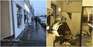 Update două bancomate au fost aruncate în aer în aceeaşi noapte. IncÄƒ Un Bancomat A Fost Aruncat In Aer In Arad In Miez De Noapte De CÄƒtre Doi Indivizi MascaÈ›i Modul De Operare Este Desprins Din Filme Foto Video Special Arad