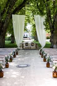 Traumhafte Sommerhochzeit Mit Trauung Im Freien Und Eindrucksvollen Stoffbahnen In Den Baumgipfeln Und Grosse Hochzeit Draussen Trauung Im Freien Dekor Hochzeit