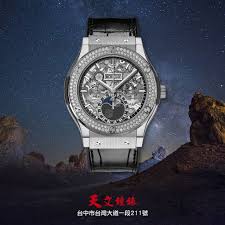 hublot classic fusion 全日曆月相腕錶 透明面板可視機械齒輪運作 除清晰顯示日期 星期與月份 並以兩輪飽滿月亮交織來顯示月相 鈦材質錶殼搭配兩圈美鑽 人客是不是美呆囉 hublot 宇舶表