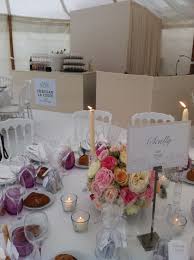 Les bougies sont le parfait choix, en plus, elles sont à petit prix. Centre De Table De Mariage Et Decoration En Couronne De Roses Pour Lied De Chandelier Bougie Puy Sainte Reparade Clorofil Events