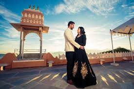 Foto prewedding casual yang dilakukan secara outdoor menghasilkan gambar lebih baik. 7 Inspirasi Konsep Foto Prewedding Outdoor Yang Unik