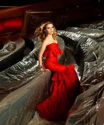 Un preciosísimo vestido corto rojo en raso mikado con canesú y detalles de encaje, y chaqueta a juego. Vestidos Rojos Meli In Love