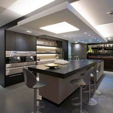 Los plafones para techo de cocina de gama alta se caracterizan por emplear materiales más nobles, encontraremos el plástico, pero este se acostumbra a sustituir por el cristal y partes en aluminio. Plafon Cocina Diseno Cocinas Modernas Diseno De Interiores De Cocina Diseno De Cocina De Lujo