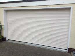 Rolltor Mit Kasten Innenliegend Vom Sonnenschutz Fachbetrieb Aus Gutersloh Und Owl Punktlich Zuverlassig Indiv Garagentore Garagentor Rolltor Rolltor