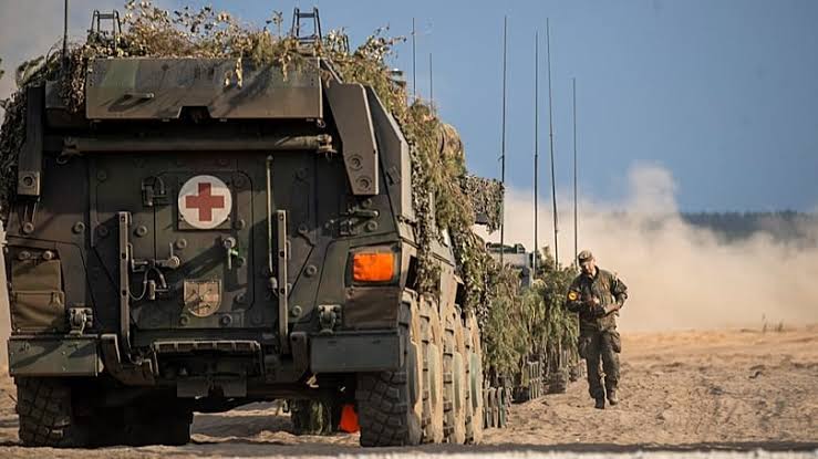 Infrastructures de défense et équipements médicaux d'urgence, symbolisant la préparation militaire européenne