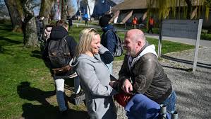 Das land scheint die dennoch gebe es zunehmende anzeichen dafür, dass die gesundheitssysteme wegen zunehmender fallzahlen an ihre grenzen stoßen. Liebe In Zeiten Von Corona Psychische Folter Liebespaare An Der Schweizer Grenze Baden Wurttemberg Stuttgarter Zeitung