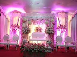 Dekorasi pernikahan tersebut bak di gedung mewah padahal digelar di gang sempit. Dekorasi Pernikahan Shabby Chic Minimalis Tempat Sempit Nuansa Pink Dekorasi Pernikahan Ide Perkawinan Pernikahan