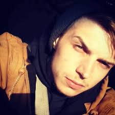 Ladies Only 🚨🚨 Hiiiii!!! If you're looking for a sweet, creative, smart,  and musically talented vibe, hit up my baby bro Ben 💌 He's 29, 5' 10,  romantic, poetic, athletic, ready to