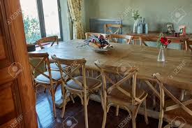 Intérieur moderne appartement, salle à manger avec table. Image Design D Interieur D Un Beau Style Campagnard Classique Salle A Manger Banque D Images Et Photos Libres De Droits Image 50131893