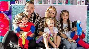 Jessi uribe, cantante de música popular y quien lleva una relación amorosa con paola jara, ha sido objeto de críticas luego de su separación con sandra barrios, la madre de sus cuatro hijos. Jessi Uribe Y Su Ex Esposa Estuvieron Juntos En Una Fiesta As Colombia