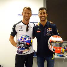 In de laatste drie jaar reed daniel ricciardo steeds met een nieuwe helm. Daniel Ricciardo On Twitter Helmet Swap With This Ledge A Pleasure Son Jensonbutton Gba Rickybobby Https T Co Cdm0xgsuq3