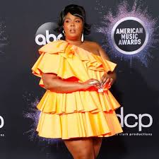 Celebrities often go big with their red carpet fashion, but lizzo decided to go very, very tiny on the red carpet at the american music awards.the truth hur. Lizzo S Tiny Valentino Bag Memes Were The Best Part Of The Amas