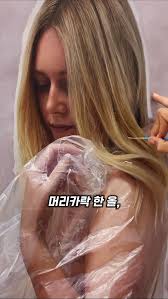 포장된 그림, 영국 출신 아티스트, Robin Eley., 그는 폴리에스터 캔버스 위 유화로,, 극사실적인 디테일과 시각적 착각을  만들어내죠., 👉 더 많은 작품은 @robineleyartist, #릴스 #art #artist #지시기형