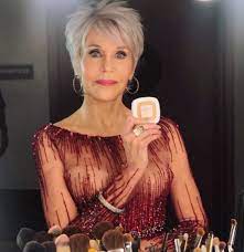Jane Fonda Wore A Drugstore Makeup Brand To The Oscars Jane Fonda Hairstyles Hair Styles Short Hair Styles