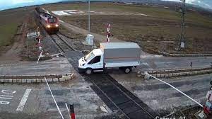 Semafoarele electrice nu se întalnesc la trecerile la nivel cu calea ferată industrială. Cod Rutier GreÈ™eala GravÄƒ Pe Care O Fac MulÈ›i È™oferi Te Poate LÄƒsa FÄƒrÄƒ Permis Dar Poate Fi È™i FatalÄƒ Impact