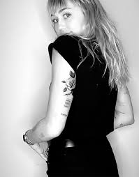 Miley cyrus tattoos mileycyrustats twitter. Miley Cyrus Ist Ihr Neues Tattoo Ein Seitenhieb Gegen Liam Hemsworth
