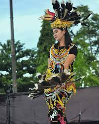 Digunakan dalam penceritaan penglipur lara. Persembahan Tari Dari Dayak Kenyah Lepoq Kulit Perfomance Di Panggung 2 Erau Ifaf 2017 Setelah Melaksana Kostum Tari Gadis Cantik Asia Kecantikan Orang Asia