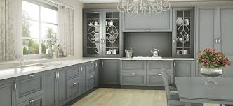Los elementos de madera natural como la superficie de la isla de cocina, el techo o el suelo son los que caracterizan el estilo de decoración en conjunto con el. Modelo Grecia Cocinas Ranieri
