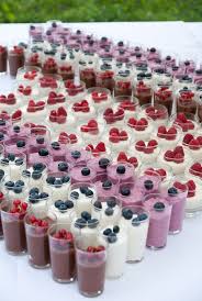 Not only is it absolutely delicious with chocolate and cream, but it also adds a flash of colour to each little treat for good. Bruiloft 23 Juni Shot Glass Desserts Mini Desserts Dessert Shooters