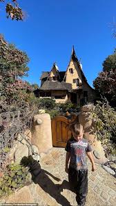 Hey guys, today i bring you the old house of kourtney kardashian for the sims 3. Kourtney Kardashian And Her Son Reign 5 Visit The Spadena Witch House In Beverly Hills Aktuelle Boulevard Nachrichten Und Fotogalerien Zu Stars Sternchen