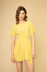 Grâce à cette robe combinaison vous n'aurez plus besoin de vous embarrasser à chercher un short court à enfiler sous une robe. Combi Short Femme Combinaison Jaune Robe Vetements D Ete