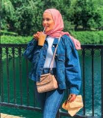 جاكيت طويل فوق الركبة قليلا من الجينز المريح الصيفي بقصه من الجانبين , وزراير من الأمام , له أكمام طويلة بإمكانك ثنيها. Ø¥Ø²Ø§ÙŠ ØªÙ„Ø¨Ø³Ù‰ Ø§Ù„Ø¬Ø§ÙƒÙŠØª Ø§Ù„Ø¬ÙŠÙ†Ø² Ù…Ø¹ Ø§Ù„Ø­Ø¬Ø§Ø¨ ÙÙ‰ Ø§Ù„Ø¹ÙŠØ¯ Ù…Ø¹ Ø¨Ù†Ø·Ù„ÙˆÙ† Ø£Ùˆ ÙØ³ØªØ§Ù† ÙƒÙ„Ù‡ Ù…Ø§Ø´Ù‰ Ø§Ù„ÙŠÙˆÙ… Ø§Ù„Ø³Ø§Ø¨Ø¹