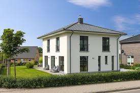 Moderne Stadtvilla Mit Weiss Verputzter Fassade Und Zeltdach Eco System Haus Stadtvilla Haus Villa