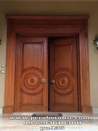Berbagai model pintu pagar besi kombinasi kayu juga sekarang semakin banyak, desainnya pun lebih menarik, sehingga tak terkesan monoton. Pintu Rumah Jati