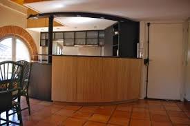 Cuisine Ouverte Avec Un Bar En Arc De Cercle En Bois Clair Rampe Lumineuse Avec Des Spots Cuisine Americaine Renovation Cuisine Idee Deco Cuisine