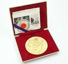 Apenas os vencedores recebiam como recompensa uma coroa que . Toquio 1964 Participacao Mesa Medalha Xviii Jogos Olimpicos De Verao Na Caixa Original Ebay